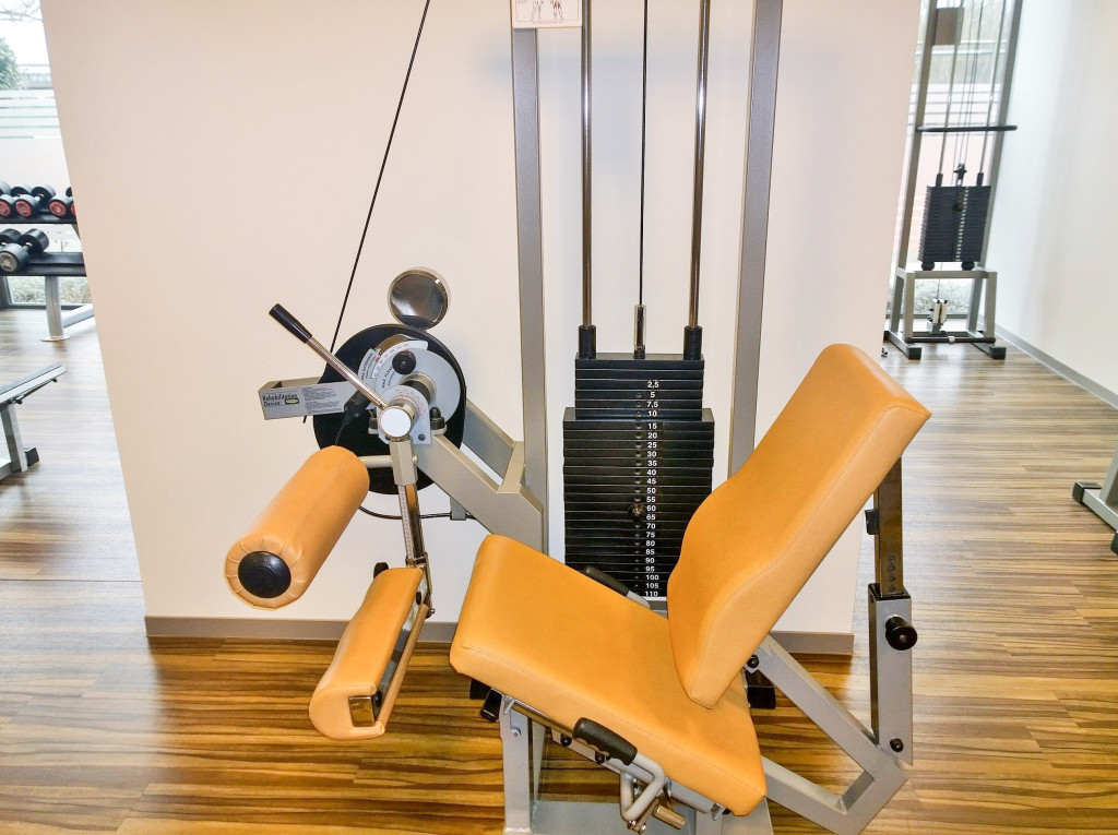 Revalidatie apparatuur Technogym ''Leg Curl'' voor revalidatie fitnessprogramma's bij Fitness de Bataaf in Den Haag.