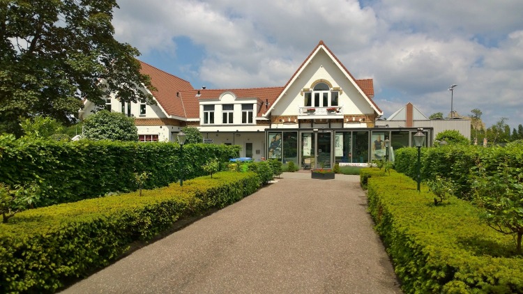 De schitterende entree van Tennispark en Fitnesscentrum de Bataaf